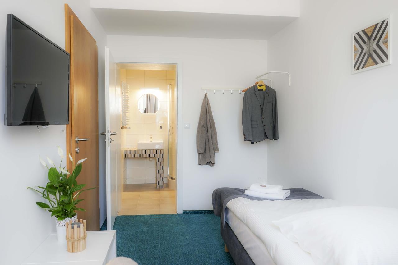 Hotel Inner City Kutno Esterno foto